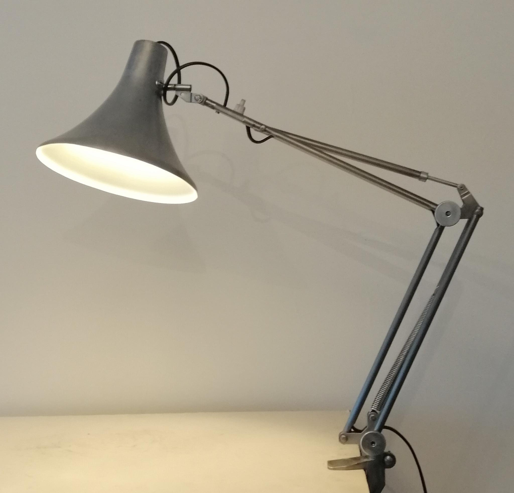 Lampe d'architecte Aluminor sur étau polie