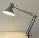 Lampe d'architecte Aluminor sur étau polie