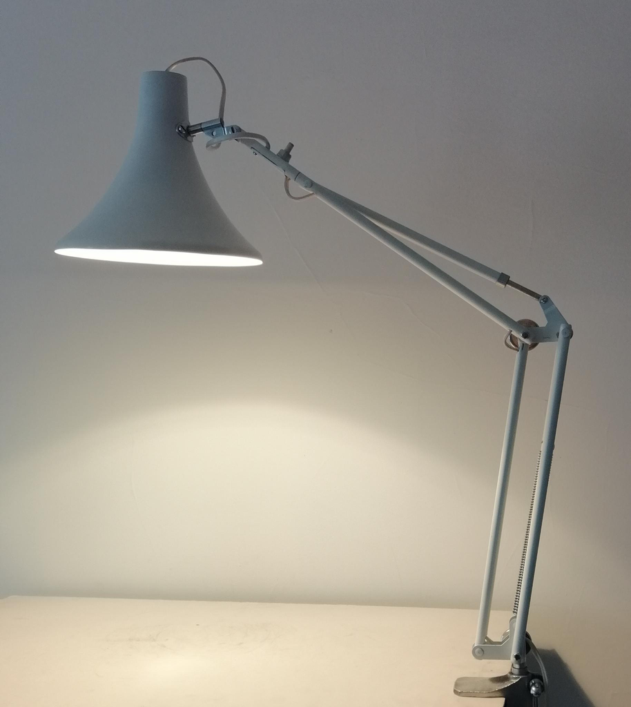 Lampe d'architecte Aluminor sur étau blanche