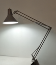 Lampe d'architecte Luxo L-1 sur étau