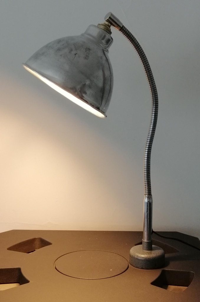 Lampe d'atelier sur base aimanté