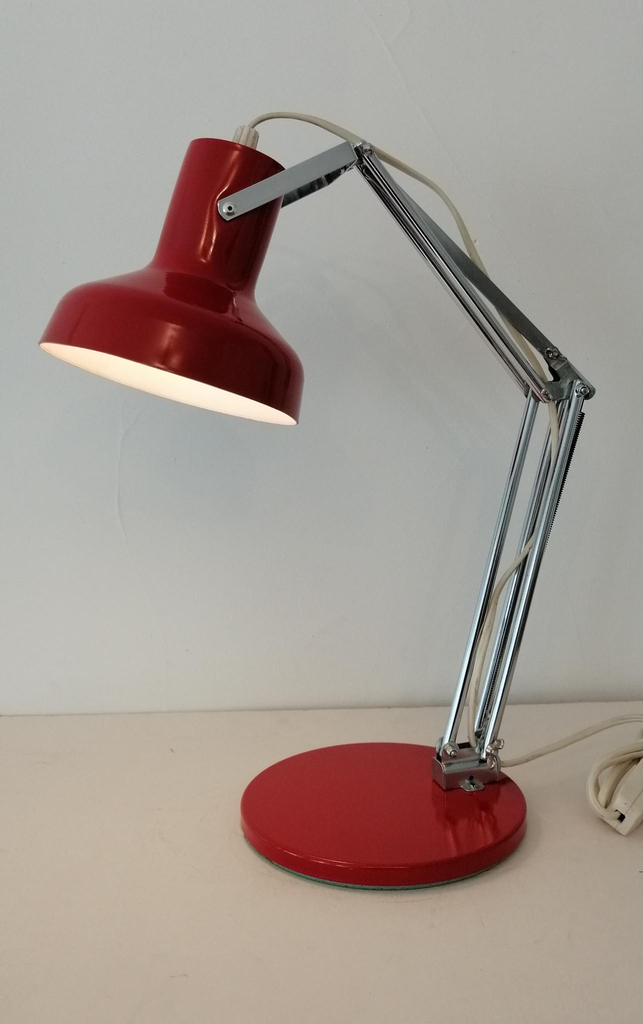 Lampe d'architecte Aluminor sur socle rouge