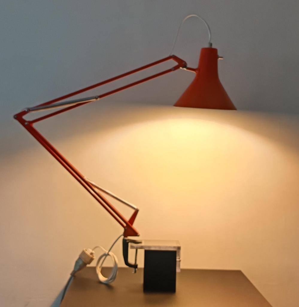 Lampe d'architecte Luxo L-1 Orange sur étau