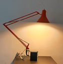 Lampe d'architecte Luxo L-1 Orange sur étau