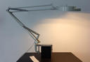 Lampe d'architecte Luxo L-1 blanche sur étau avec loupe