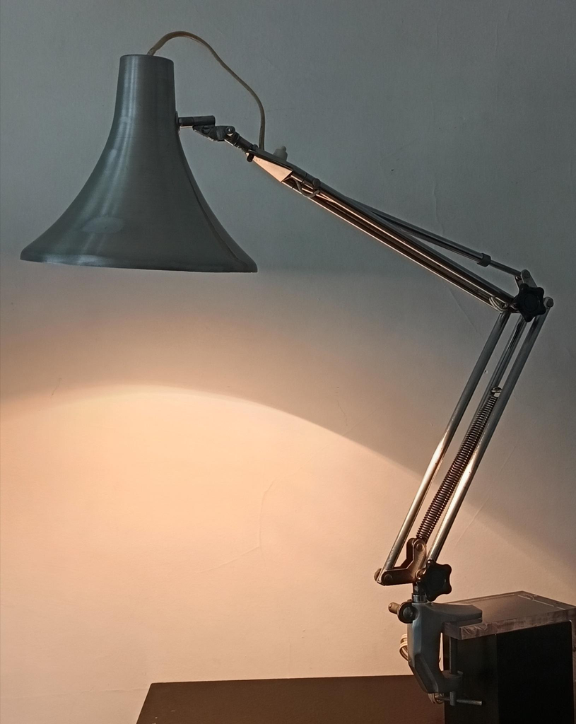 Lampe d'architecte Aluminor sur étau polie
