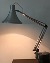 Lampe d'architecte Aluminor sur étau polie