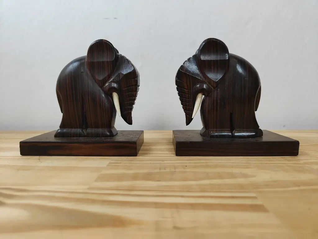 Paire de serre livre éléphant signé 