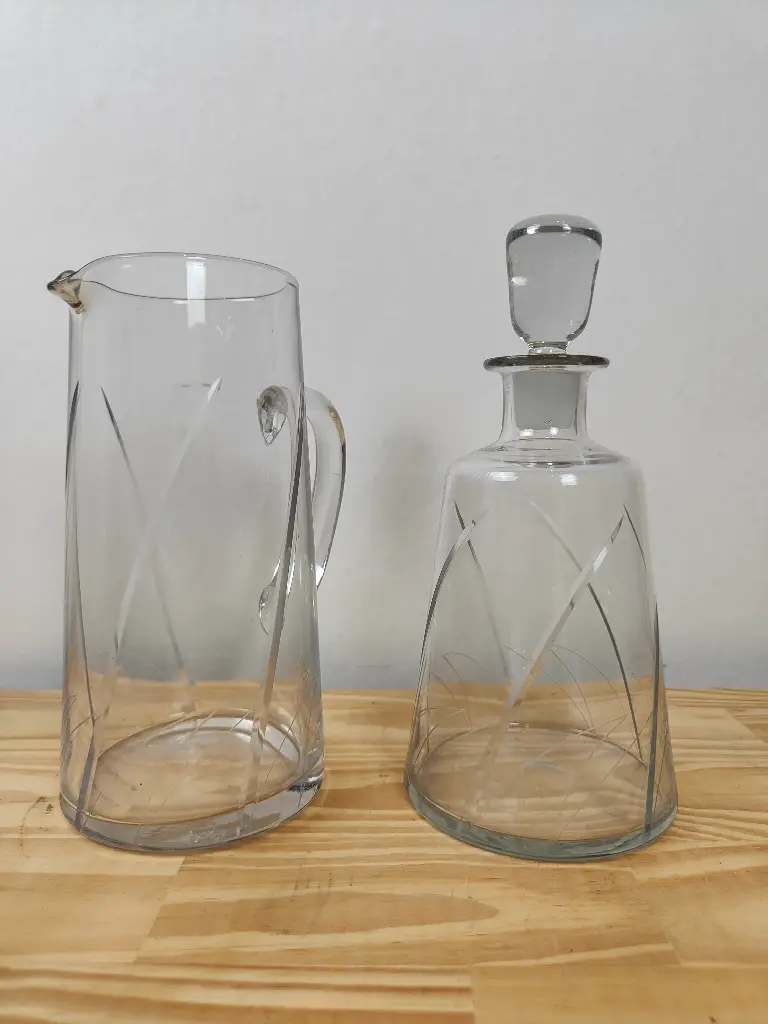 Pichet et carafe en verre ciselé 