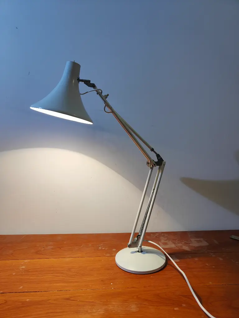 Lampe d'architecte Aluminor sur socle blanche