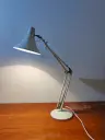 Lampe d'architecte Aluminor sur socle blanche