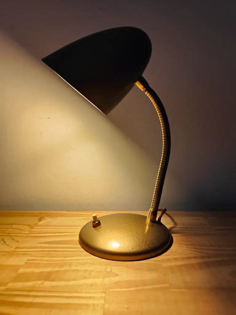 Lampe de bureau dorée 