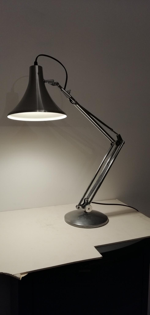 Lampe d'architecte Aluminor sur socle polie